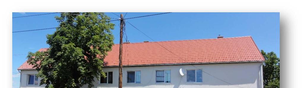 Az épületek világos törtfehérhomlokzati színnel, világos