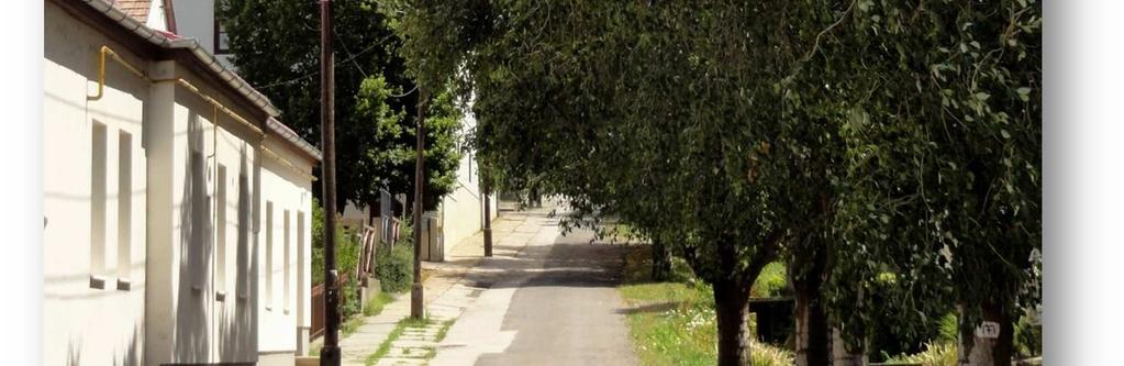 Az Ófalu lakóházai között felbukkan a római katolikus