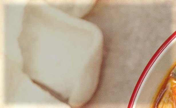 Tegyük a csirkét és a szezámolajat egy tálba, jól keverjük össze, fedjük le fóliával és hagyjuk érlelődni 30 percig.