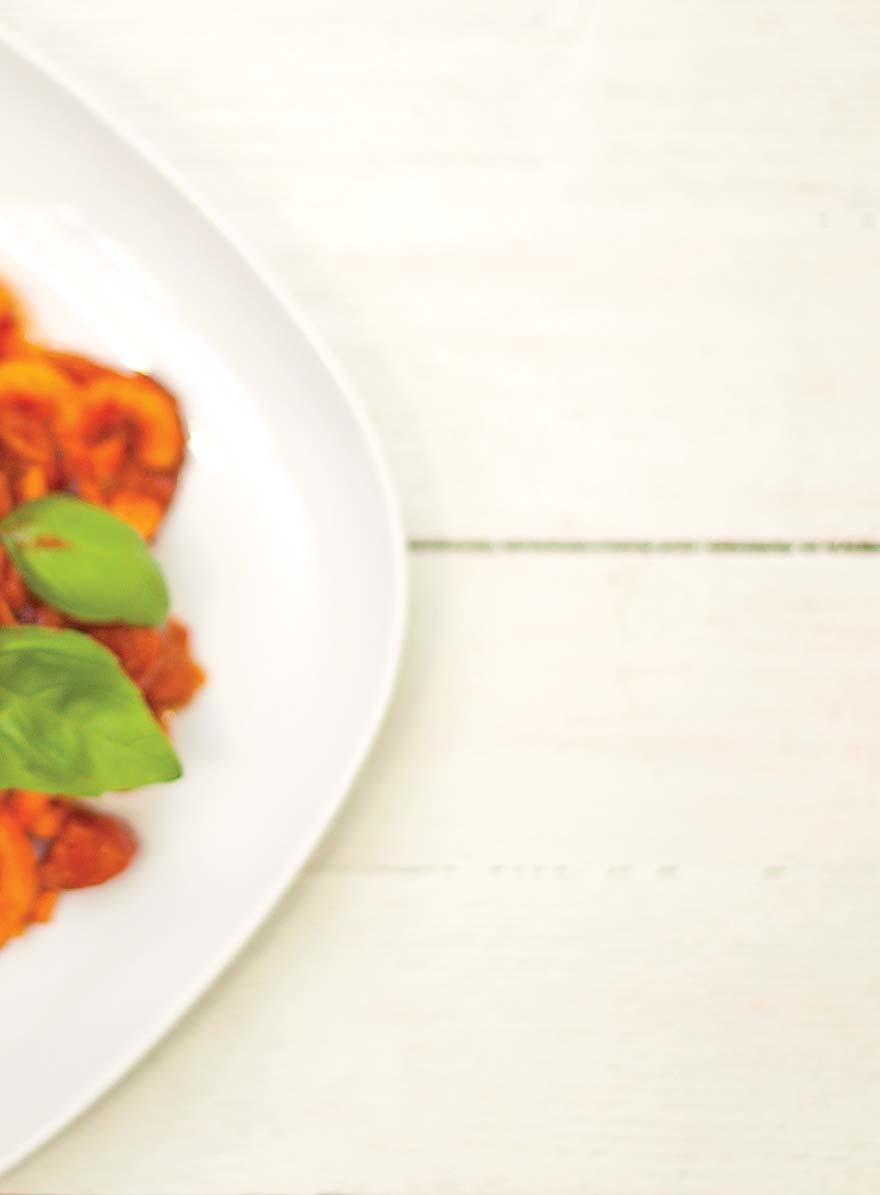 Hozzávalók 2 édesburgonya 100gr chorizo, felkockázva 30ml olivaolaj 10 kimagozott piros paprika 2 db meghámozott és felszeletelt