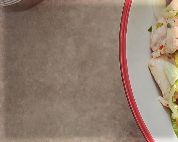 vékony spagetti penge segítségével vágjuk fel a cukkinit.