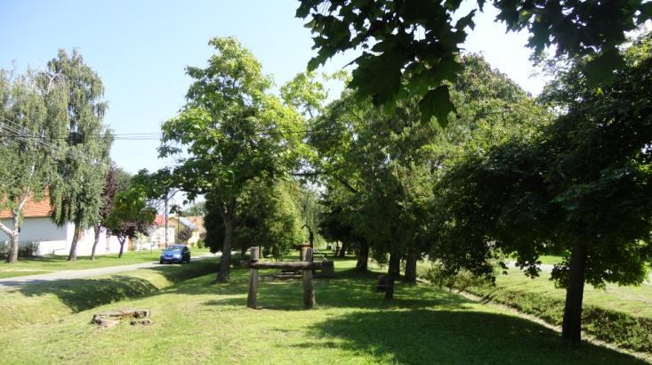 játszóeszközökkel, pihenő padokkal a kéthelyi közpark.