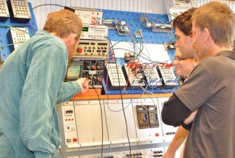 Miskolci Szakképzési Centrum Ágazatok és a megszerezhető szakképesítések bemutatása Villamosipar és elektronika ágazati képzés Várunk téged, ha érdeklődsz az elektrotechnika-elektronika és az