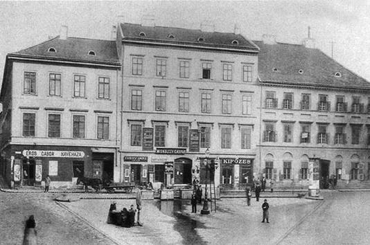 8. ÁLLOMÁS A FERENCIEK TERE FELÉ Az egykori Sebestyén tér keleti térfalát a régi képen látható házsor zárta le. Ma a Királyi bérház homlokzatát láthatjuk ezek helyén.