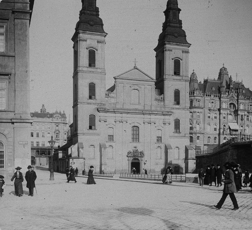 MÁRCIUS 15-TÉR A Március 15-e tér korábban csupán a Belvárosi Plébániatemplom előtti területet jelentette, és Plébánia tér névvel jelölték.