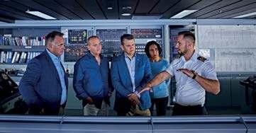 Upravo je nevjerojatno kojom lakoćom upravlja tim velikim brodom sa svega nekoliko jednostavnih instrumenata i ručki.