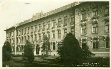 Dobová pohľadnica poštou prešla v roku 1930. Mesto už ale nevládalo finančne zabezpečiť svoju školu a začali sa rokovania o jej poštátnení. Dňa 19.