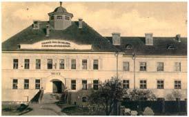 Pretrvávala tu spolupráca, tolerancia a priateľstvo medzi pedagógmi aj študentmi, organizovali sa spoločné akadémie, plesy,