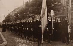 tabúľ, na ktorých boli zaznamenané ciele založenia nového ústavu, nahradiac ich novými, pričom jedna z nich sa zasväcuje padlým hrdinom.