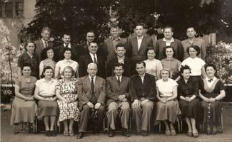 Učiteľský zbor I. JSŠ na konci šk. roku 1955/56. Horný rad: Jozef Luciak, Henrich Fieles, Ján Černák, Ján Krasko, Klement Zajíček, Florián Mikovič, Ladislav Andráši.