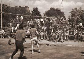 Volejbalový zápas na novom ihrisku, žiaci SVŠ proti ruským vojakom. Rok 1969. Rok 1969 - štvorročné gymnázium Reforma z roku 1969 znamenala návrat k štvorročnému gymnáziu.