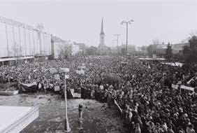 Gymnázium v Nových Zámkoch po roku 1989 Politické a spoločenské zmeny po 17. novembri 1989 v našej krajine, Československu, citlivo zasiahli aj do života novozámockého gymnázia.