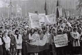) Aj žiaci a zamestnanci Gymnázia sa aktívne zapájali do diania v meste počas novembrových udalostí v roku 1989. (Foto O. Berta.