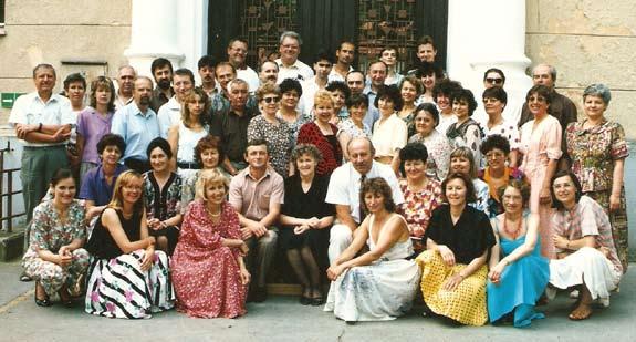 V tomto období má škola názov Gymnázium s vyučovacím jazykom slovenským a maďarským Nové Zámky. Pedagogický zbor školy v lete 1993. Na fotografii zľava zhora stoja: Oros, Souček, Ganczner P.