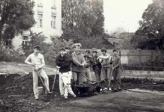 Výstavba bežeckej dráhy v októbri 1984, brigádnici: Sárközi,