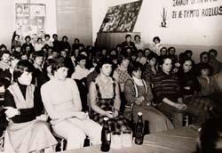Tomková, naľavo T. Vörös. Žiaci školy na besede s hokejistami, bratmi Šťastnými v septembri 1978.