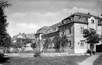 A nesmieme zabudnúť ani na Československú spartakiádu. 16. jún 1934. Žiaci sexty (triedny učiteľ Rédei J.) na výlete v lesoparku Berek. Pozvánka na Študentský ples gymnazistov v roku 1938.