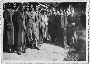 Študenti novozámockého gymnázia na exkurzii v hurbanovskej hvezdárni v apríli 1941.
