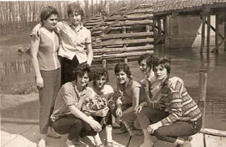 Rok 1963, študentky SVŠ na cyklistickom výlete do