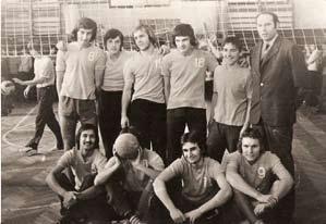 Rok 1974, volejbalisti dorastenci gymnázia na turnaji v Komárne.