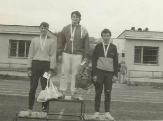 Richard Felix, žiak 2.c triedy - víťaz Celoštátneho finále stredných škôl v Blansku 1989 vo vrhu guľou výkonom 14,72m.