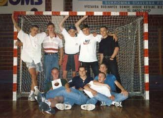 miesto: Zľava zhora: Tomáš Straňovský, Atilla Boťanský, Tomáš Zajíček, Róbert Kutrucz, Daniel Bopkó, dole: Marek Galla, Libor Mentel,