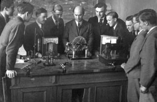 Študenti sledujú pokusy učiteľa M. Gánóczyho na hodine fyziky v roku 1938.