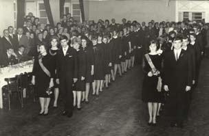 C triedy v roku 1977 sa prítomným prihovára triedna