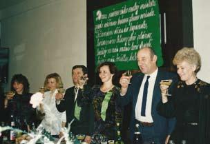 Atmosféra počas písomnej maturitnej skúšky zo slovenského jazyka v roku 1990. Roky štúdia ubehnú ako voda, až príde rozlúčka s Alma Mater.