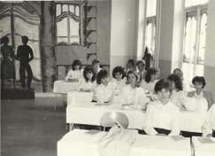 Rok 1976, so školou sa lúčia žiaci 4.B triedy (triedna uč.