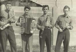 Juraj Meliš Rytmická kapela žiakov XI. Triedy v zložení: L. Hegedüs es-saxofón, J. Nagy harmonika, J. Mazan b-klarinet, I. Brančan bicie. Na fotografii chýba piaty člen kapely, klavirista J. Meliš. V XI.