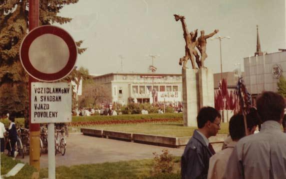 1990 viedol sochársky ateliér na VŠVU, a po nežnej revolúcii sa stal jej pedagógom. V roku 1991 bol vymenovaný za profesora. Je predstaviteľom alternatívnej scény 70. a 80.