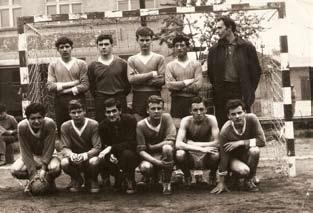Spomienky pedagóga, ktorý pôsobil na Gymnáziu v Nových Zámkoch najdlhší čas Imrich Zaležák I. Zaležák v roku 1965 ako vedúci školského volejbalového mužstva. Písal sa rok 1953.