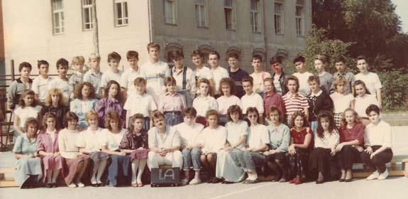 Andrea Vadkerti Zopár postrehov Rok 1989, 1.A trieda Ladislava Zsilinskeho. Andrea Vadkerti sedí po jeho pravici. Dr. László Zsilinszky Ph.D. (bývalý absolvent školy) učil na novozámockom gymnáziu matematiku v rokoch 1986-90.