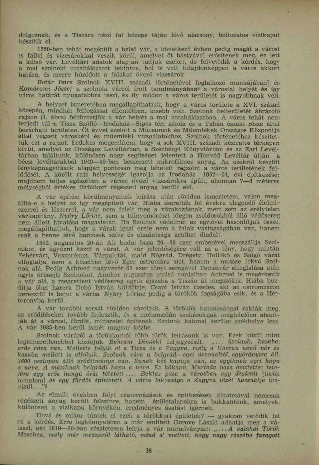 dolgoznak, és a Tiszára néző fal közepe táján lévő alacsony, boltozatos vízikaput készítik el.