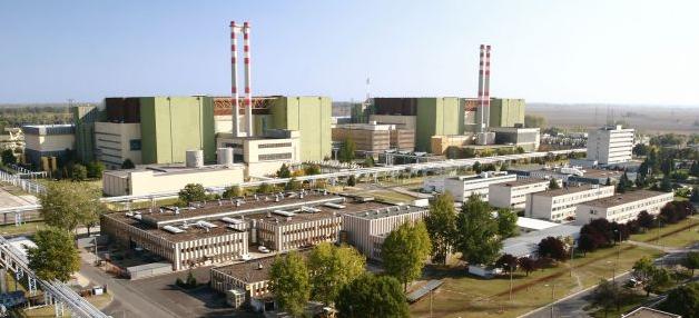 A Paksi Atomerımő 1. ábra: Az MVM Paksi Atomerımő látképe [20] Az MVM Paksi Atomerımő Zrt. négy VVER-440/V-213 típusú nyomottvizes blokkot üzemeltet: a reaktorok moderátora és a hıhordozó könnyővíz.