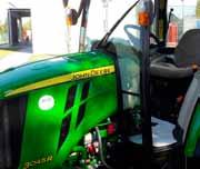Az új JOHN DEERE 3045R típusú erőgép 45 lóerős, vágási szélessége 185 cm, fűgyűjtője 1200 literes, és 1,8 méter a maximális