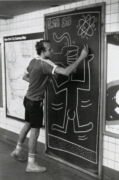 8. feladat - Az aluljárók, metrómegállók világa Keith Haring művészetének kiinduló helyszínei. /10 pont A fiatalon elhunyt művész az 1980-as évek amerikai pop-art és graffiti művészet ikonikus alakja.