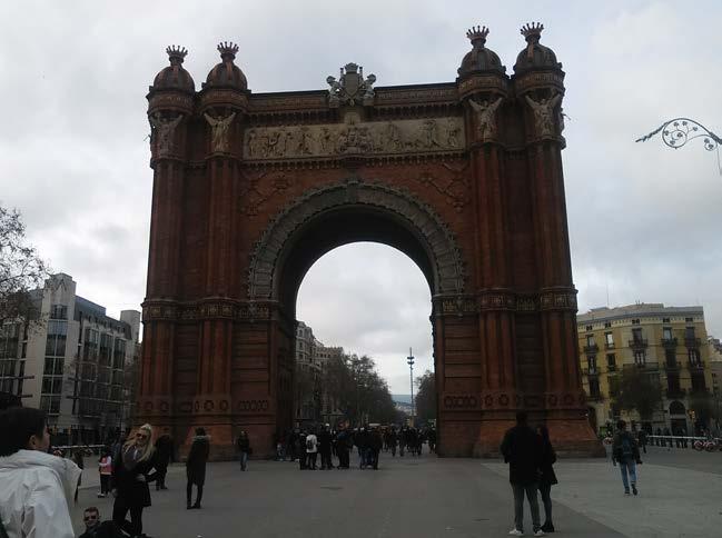 3. ábra Arc de Triomf Az Erasmushoz hozzátartozik az ESN (Erasmus Student Network). Ez a diákokból álló csoport gondoskodott arról, hogy rengeteg érdekességben legyen részünk.