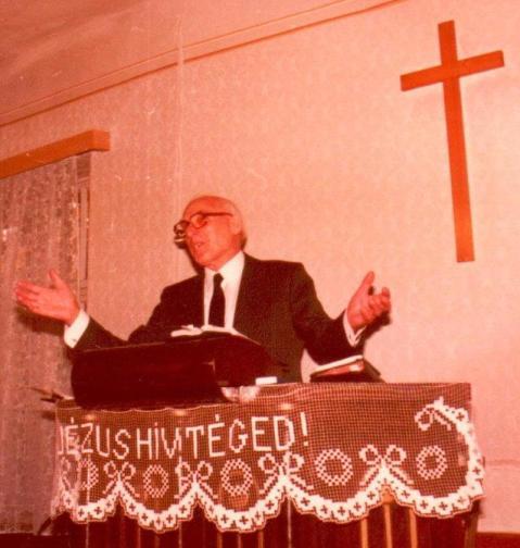 Részlet a Zimre Család történetéből S t. C h r i s c h o n a Zimre Gyula apósom önvallomása nem maradhat ki. Férjemék nyolcan voltak testvérek. A legidősebb fivér Péter édesanyja belehalt a szülésbe.