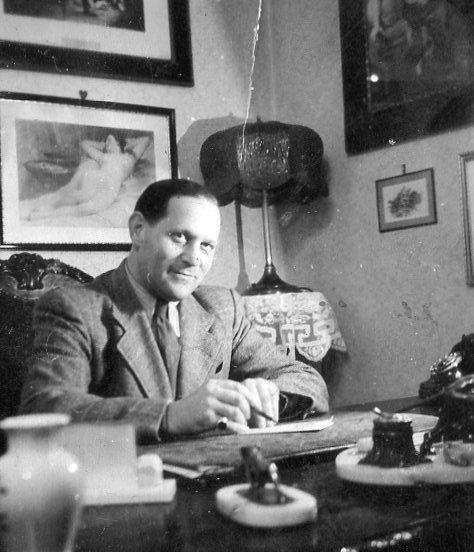 Édesapám ( 1896.02.21. 1969.09.12.) napokig ült íróasztala mellett, egymás után dobta ki a megírt cédulákat.
