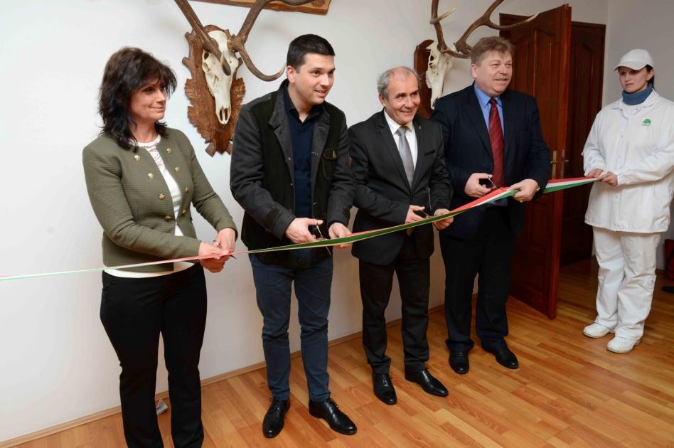 Közélet Az ügyvezető igazgató elmondta, hogy a vadfeldolgozó több mint 30 éves múltra tekint vissza, jelenleg magas feldolgozottsági szinten, akár konyhakész állapotban és fogyasztói kiszerelésben