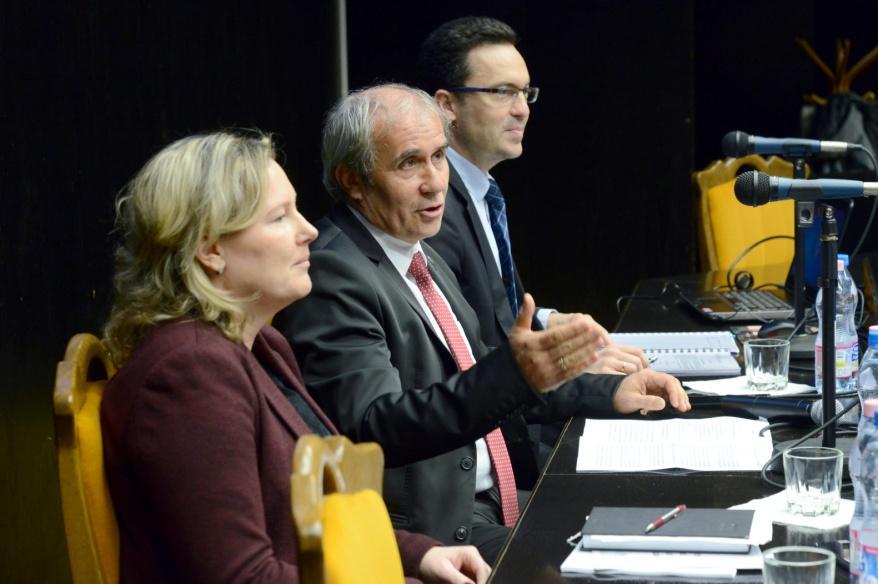 Projekt A szolgáltatói kultúra fókuszú fejlesztés a kormányhivatalban elsősorban az ügyfelekkel foglalkozó munkatársakra irányul, a szolgáltatói attitűd érvényesülésének munkaköri szabályozása,