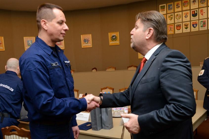 Közélet Az átadáson részt vett és köszöntőt mondott Gelencsér Attila országgyűlési képviselő, Wéber Antal tű.