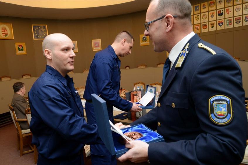 ezredes, megyei rendőrfőkapitány, akik szintén ajándékcsomagokat és emlékplakettet adtak át a tűzoltóknak.
