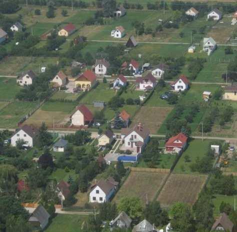 helyezkedik el. A Tisza-tó közelsége sok turistát vonz.