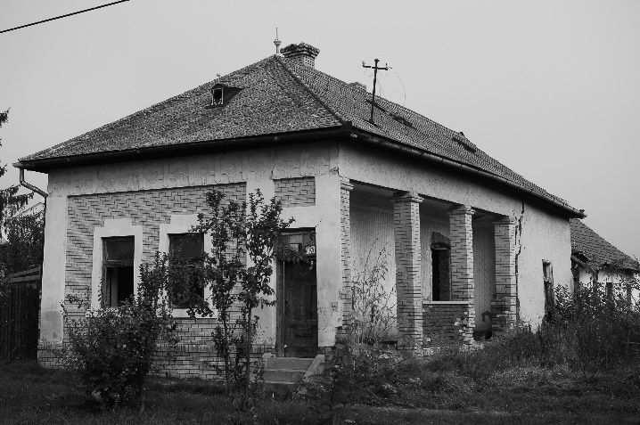 Örökségünk 8 ÖRÖKSÉGÜNK 3 A településszerkezet kialakulása, épített értékek A község szerkezetének kialakulásában a történeti előzmények és a természetföldrajzi jellemzők nagy szerepet játszottak.
