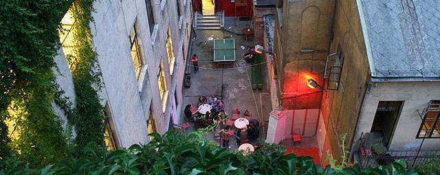 A manapság minket is érintő gazdasági bizonytalanság és a biztos munkahely kilátás hiánya sok ilyen Térúttörőt teremt (Raumpioniere, Urban Pioneers), a városok átalakulása során kiüresedő területek