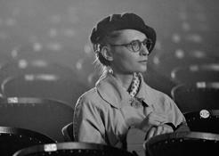 Március 21. (szerda) 18.00 Az érem másik oldala (feliratos, lengyel vígjáték, 99 2009) R.: Borys Lankosz Sz.: Agata Buzek, Krystyna Janda, Anna Polony A film története az 50-es években zajlik.