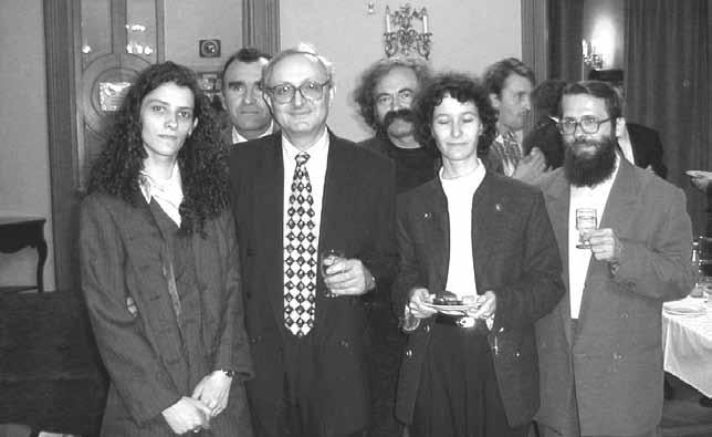 OKTATÁS 13 2. kép Az intézet dolgozói Mentes Gyula MTA Doktora címe megszerzésekor.